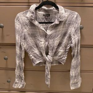 NWOT Style Envy Crop tie Flannel size small